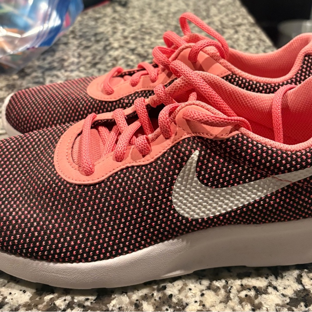 Nike Tanjun
Pink Glaze 
Size 6.5